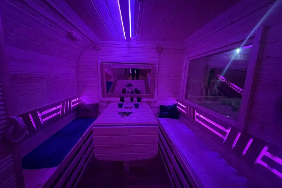 Цветная подсветка в комнате отдыха, за спинками и на потолке, фото 11