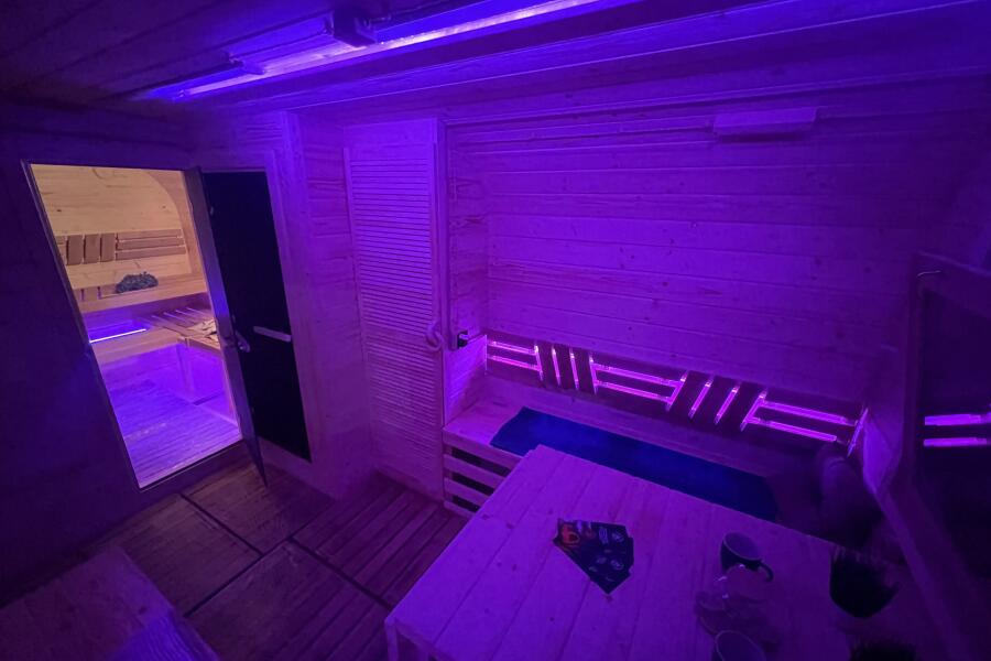Цветная подсветка в комнате отдыха, за спинками и на потолке, фото 14